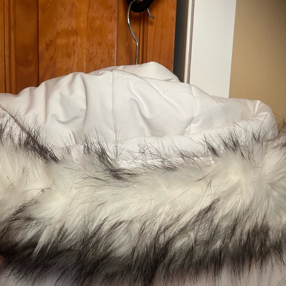 1 Madison Expedition White Quilted Parka with Faux Fur Trim - Picture 4 of 16